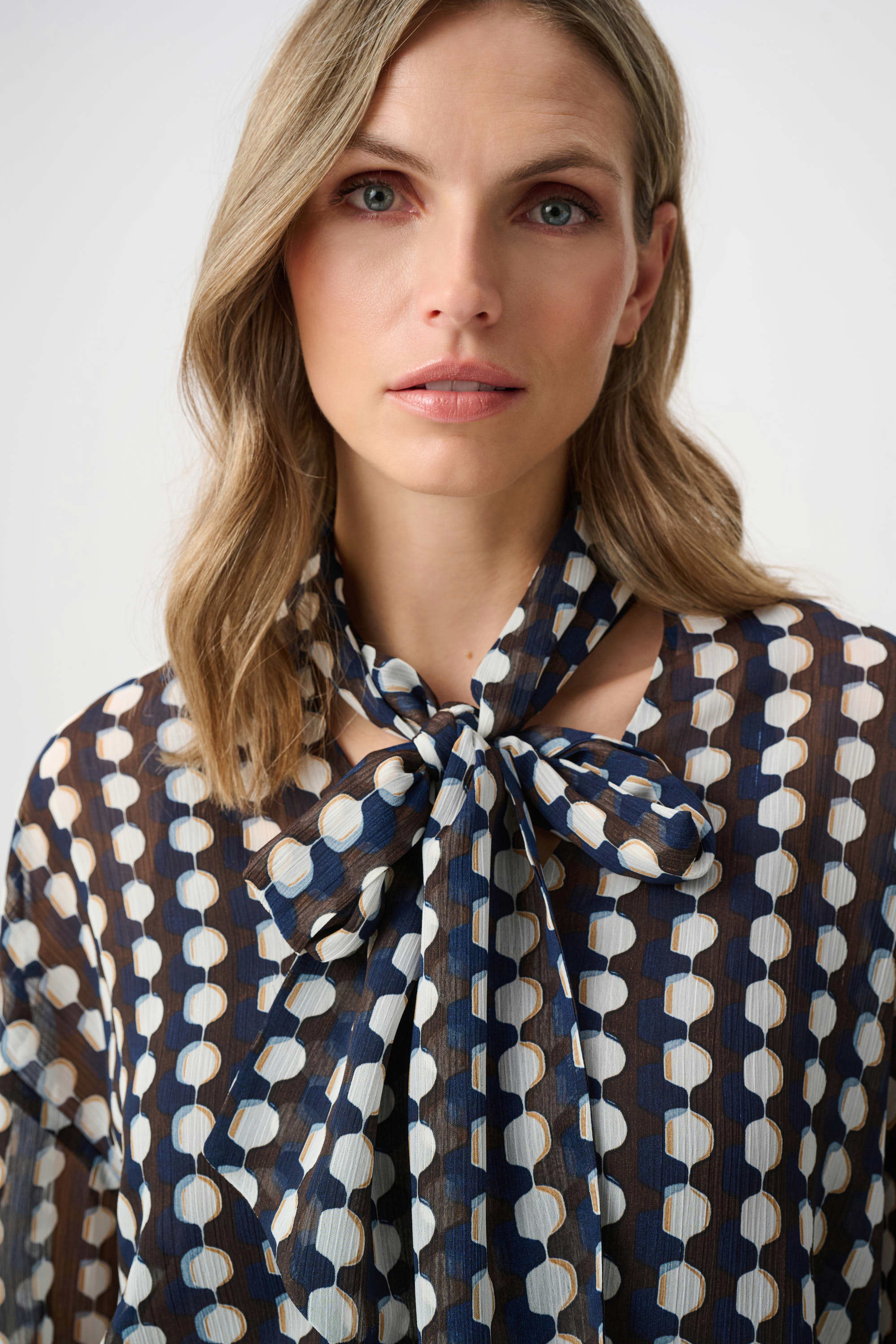 Blouse à col noué – JOSEPH RIBKOFF Blouse à col noué – JOSEPH RIBKOFF