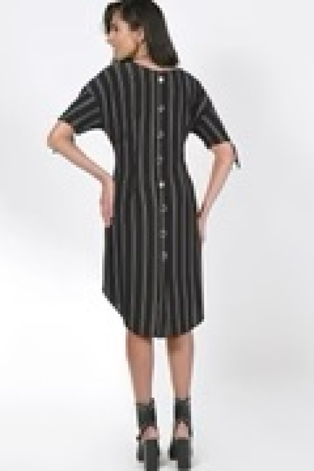 Robe avec lignes fines et détails au dos - FRANK LYMAN 